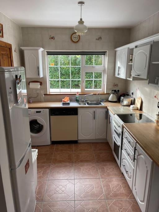 Sonas Seaside Apartment Galway Bagian luar foto